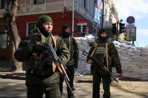 Ukrainische Soldaten patrouillieren in der Stadt Odessa.