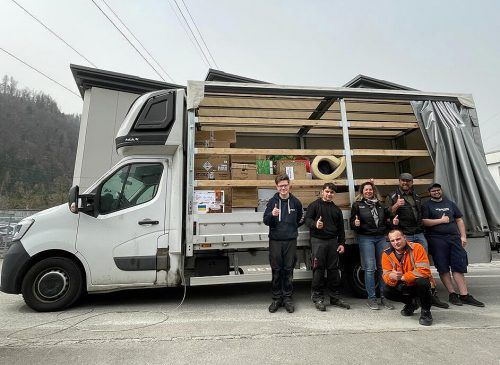 Ulla Eisenhofer und ihr Team an Helfern haben die Spenden auf den Lkw verladen.
