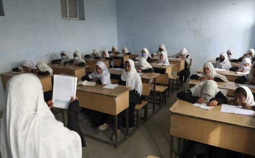 Unter Auflagen können Afghaninnen wieder am Unterricht teilnehmen. AP