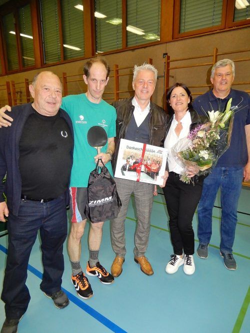 Vereinsgründer Günther Kerber, Top Ten-Tischtennisspieler Markus Blank, Gunther und Simone Zimmermann und Betreuer Andreas Kürsteiner.