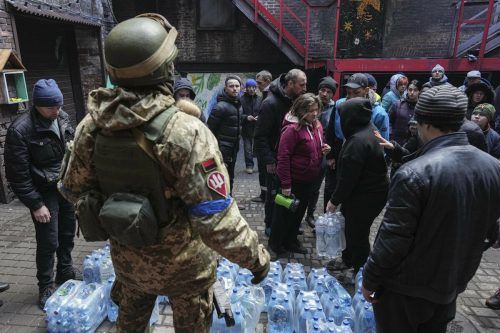Verteilung von Wasser in Mariupol. AP