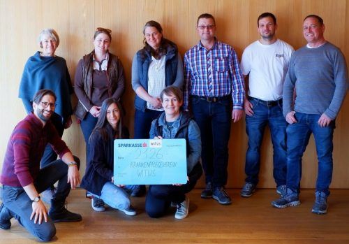 Vertreter von witus und den beteiligten Läden konnten der Krankenpflege 2126 Euro aus der Aktion „Witzknödel“ übergeben. stp