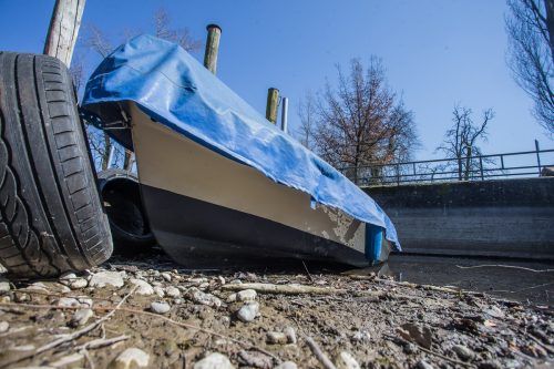 Viel Boot, wenig Wasser. Auch am See geht der Pegel zurück. VN/Steurer