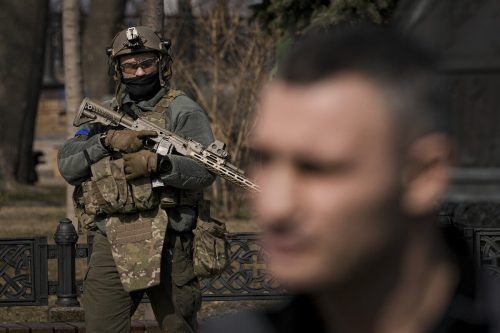 Vitali Klitschko wird bei einem Pressetermin streng bewacht. AP