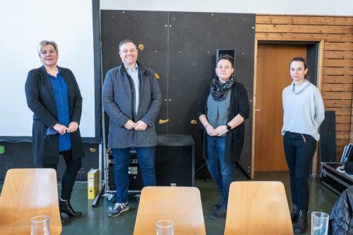 Vizebürgermeisterin Michaela Gort, Ortsvorsteher von Fellengatter Jürgen Blacha, Kinderservice-Leiterin Sandra Ebenhoch und Kindergarten-Leiterin Magdalena Summer.