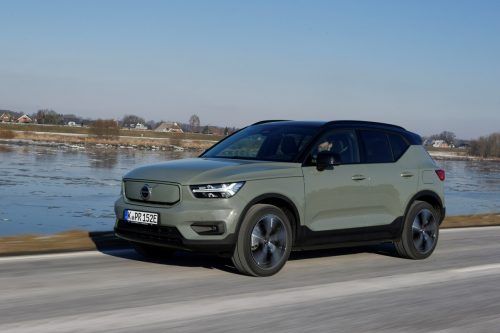 Volvo XC40: Seine Premiere hatte er noch als Benziner und Diesel absolviert. Mittlerweile ist er auf Teil- oder Voll-Batteriestrom-Antrieb umgestellt.