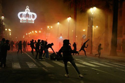 Vor dem Verwaltungsgebäude in der Inselhauptstadt Ajaccio warfen die Demonstranten mit Brandbomben und Steinen auf Polizisten.  AFP