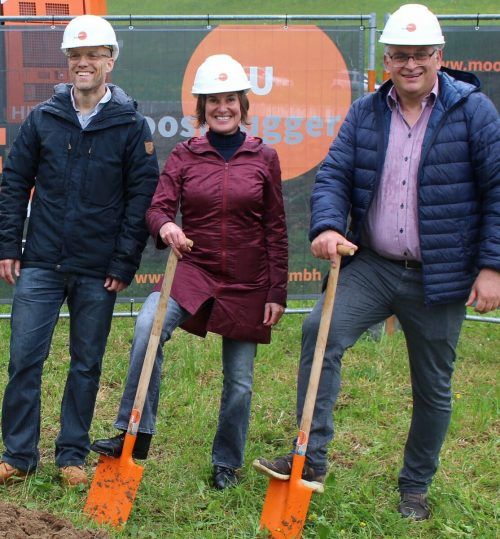 Vor zehn Monaten luden Bgm. Kirchmann, Judith und Til Wellmann zum Spatenstich.