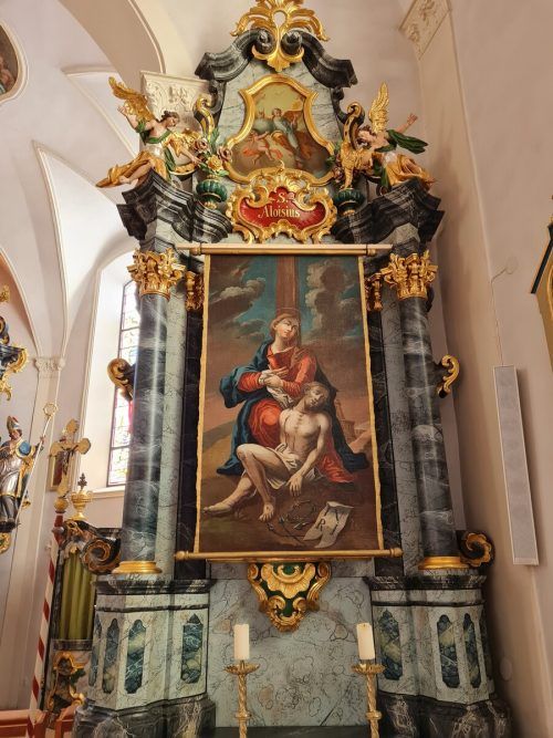 Während der 40-tägigen Fastenzeit schmücken die Tücher die Kuratiekirche.