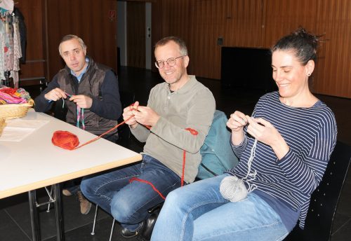Wer mithäkeln möchte, kann das noch an drei Terminen beim Weltladen Höchst lernen.  ajk/2