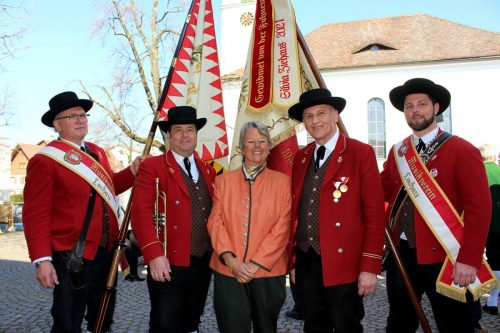 Werner Moosburger, Achim Langegg, Fahnenpatin Silvia Ziehaus, Ehrenvorstand Wolfram Baldauf und Manuel Rührnschopf.