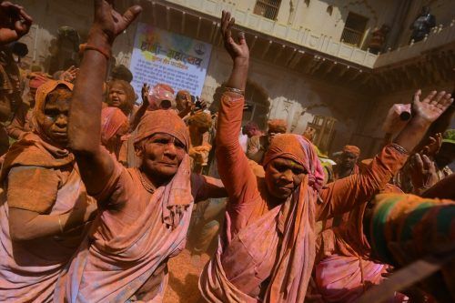 Witwen nehmen an Feierlichkeiten zum hinduistischen Frühlingsfest in einem Tempel in Vrindavan, Indien, teil. AFP
