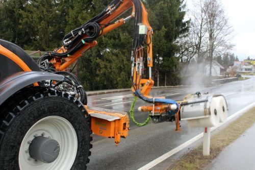 Wo früher Handarbeit angesagt war, werden Begrenzungspfosten an den Straßen mit Spezialmaschinen gereinigt.  STP/3
