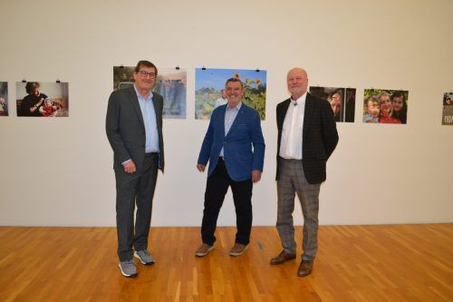 Wolfgang Maurer (Obmann allerArt), Fotograf Hazir Reka und Kurator Manfred Egender bei der Vernissage in der Galerie allerArt in Bludenz. bi