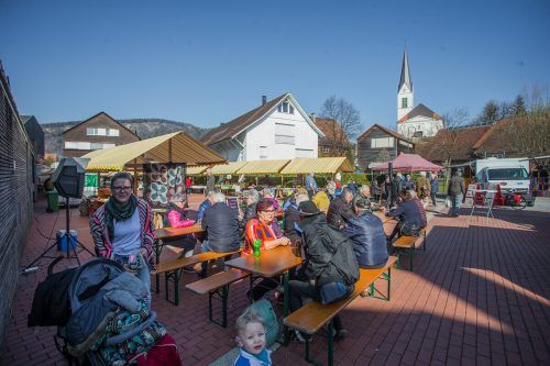 Zahlreiche Besucherinnen und Besucher nutzten die frühlingshaften Temperaturen für einem Ausflug zum Wolfurter Markt.