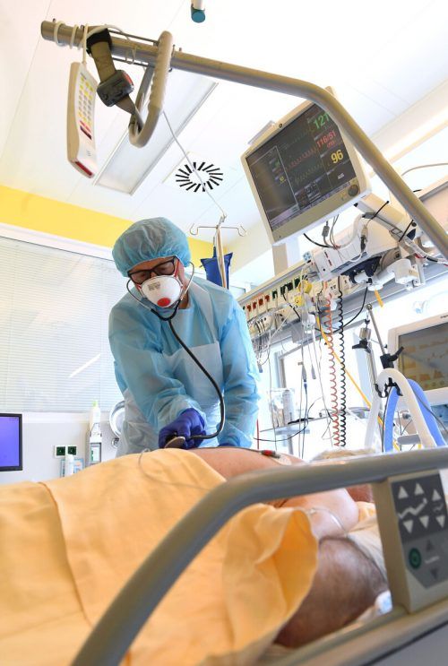 Zwei Jahre Ausnahmezustand: Das Personal in Krankenhäusern und Pflegeheimen steht vor der Überlastung.  APA/fohringer