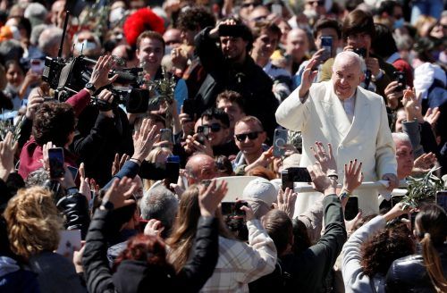 Am Ende der Palmsonntagsmesse bestieg der Papst das Papamobile, um den Petersplatzes zu umrunden und die Tausenden Pilger aus der Nähe zu begrüßen.  Reuters
