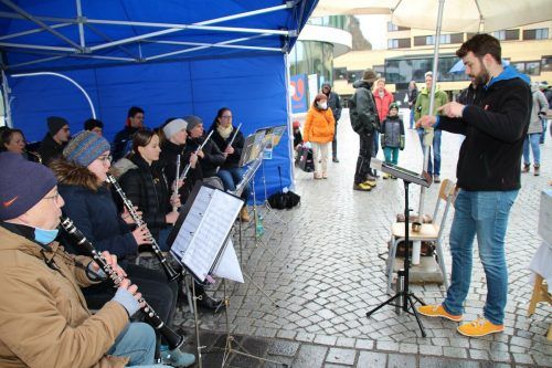 Am vergangenen Wochenende spielte die Teenyband der Harmoniemusik Tisis-Tosters für Flüchtlinge aus der Ukraine in der Johannitergasse auf.  HE(3)/ Harmoniemusik Tisis-Tosters (2)