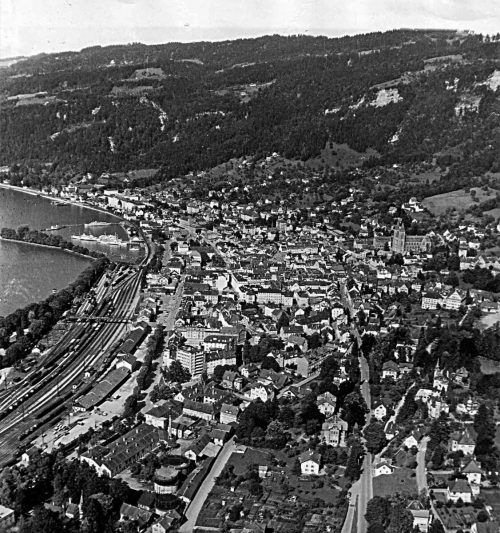 Auf diesem alten Luftbild der Stadt Bregenz befindet sich links unten die Anlage der Stadtwerke Bregenz.  Stadtarchiv Bregenz
