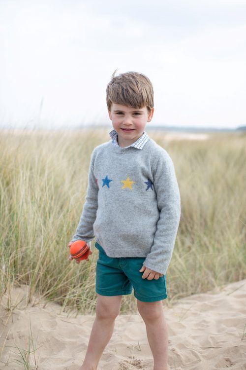 Ausgelassen und fröhlich tollte der jüngste Sohn von Herzogin Kate und Prinz William am Strand. reuters