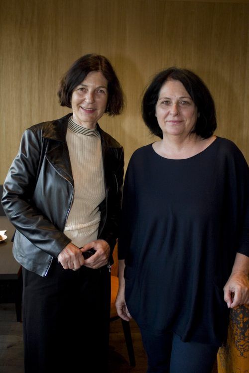 Beate Oberrauch (l.) und Karin Hume lauschten aufmerksam.