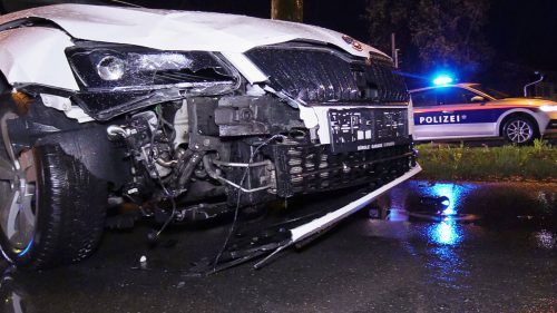 Bei der Aufnahme dieses Verkehrsunfalls wurde die Polizistin von einem Pkw angefahren. shourot