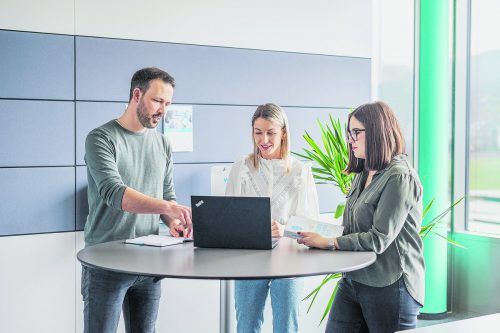 Bei Meusburger können Mitarbeitende in das IT- und Digitalisierungsthema hineinwachsen. fa