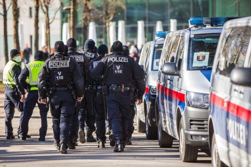 Besonders im Internet, aber auch auf Demos kam es dem Innenressort zufolge zu Anfeindungen.  VN/Steurer
