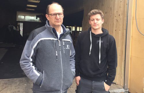 Betroffen: Claus Schwarzmann und sein Junior Jan vor der zerstörten Halle.  VN/GS
