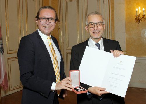 Bildungsminister Martin Polaschek verlieh dem führenden Mitarbeiter der VHS Götzis Christof Dünser das Silberne Ehrenzeichen der Republik Österreich. Willy Haslinger