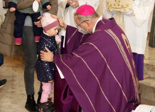Bischof Benno bei der Kindersegnung in Hohenweiler.