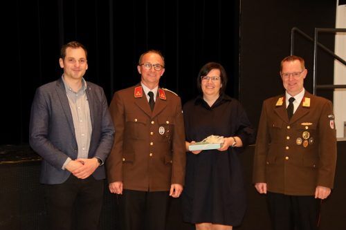 Bürgermeister Andreas Kresser, Ex-Kommandant Hubert Schreilechner mit Simone und der neue Feuerwehrkommandant Markus Schupp (v. l.). chf/2