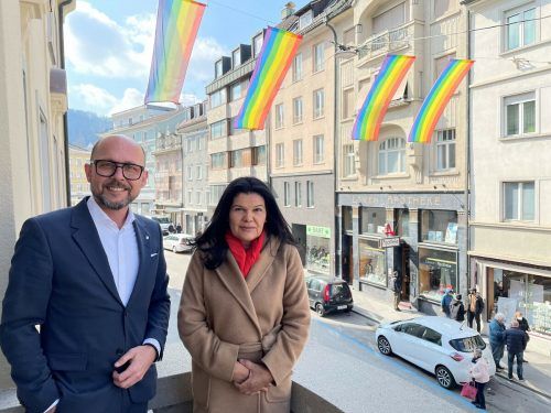 Bürgermeister Ritsch und Vizebürgermeisterin Schoch auf dem Rathausbalkon.   stadt