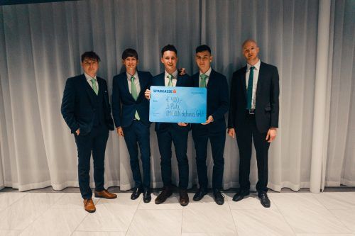 Das ausgezeichnete Team der HAK Feldkirch: Amir Öz, David Schoder, Jan Schneckenreither und Matthias Schöch mit Pädagoge Florian Schmid. HAK /FK