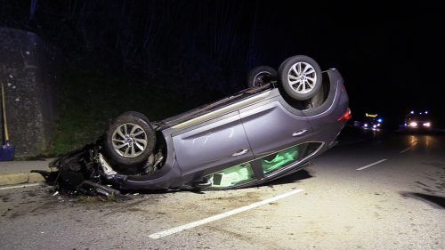 Das Auto geriet über den Fahrbahnrand, kippte und landete auf dem Dach.  m. shourot