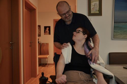Das Ehepaar Sabrina und Nigel Johnson verbindet innige Liebe.  HRJ