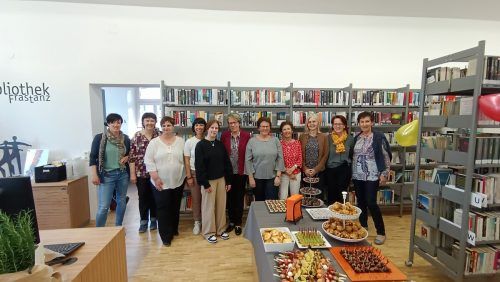 Das Team der Frastanzer Bibliothek freute sich, ihr neues Schmuckstück präsentieren zu können. He