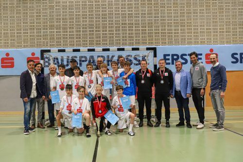 Das Team des PG Mehrerau mit den Betreuern Michael Fuchs und Simon Getzner (r.): Stehend v. l.: Fabio Ebner, Felix Schertler, Alexander Loos Alexander, Noel Gunz, Luca Poirier, Lions Moosbrugger. Vorne v. l.: Elias Hagen, Leandro Mistura, Jonathan Gmeiner und Dimitrios Pepa.