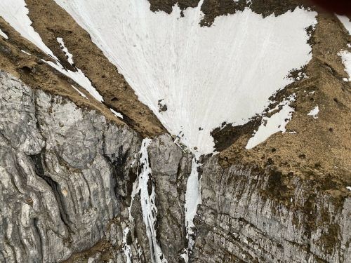Das Wrack wurde im Bereich Grüehorn auf rund 1700 Metern Höhe gefunden.  KAPO