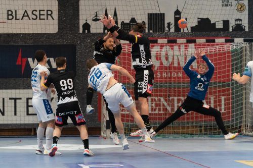 Das Zusammenspiel der Abwehr mit Goalie Ralf-Patrick Häusle war der Schlüssel zum klaren Erfolg von Bregenz im ersten Viertelfinalduell gegen Linz. VN/DS