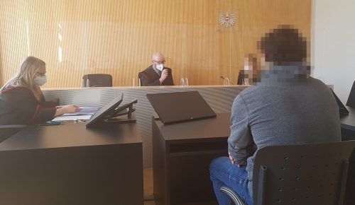 Der Angeklagte bei der Verhandlung am Landesgericht Feldkirch. eckert