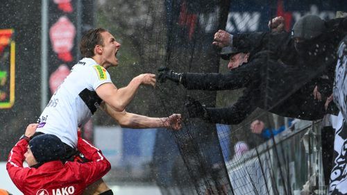 Der Jubel vor der Fantribüne kostete Felix Strauss zwar die achte Gelbe Karte der Saison, doch das war ob des Punktgewinns noch verschmerzbar. gepa