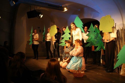Der Märchenklassiker Hänsel und Gretel wurde von der Gesangsklasse des Landeskonservatoriums als Kinderoper aufgeführt. Heilmann