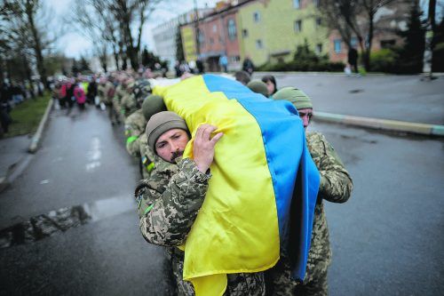 Der russische Angriffskrieg fordert immer mehr Opfer. Neben unzähligen Zivilisten trauert die Ukraine auch um viele ihrer Soldaten. Reuters