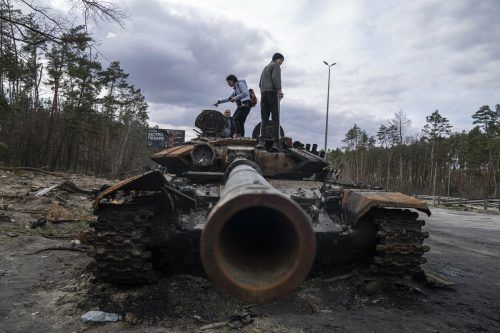 Der russische Panzer wurde bei den Kämpfen um Kiew zerstört.  AP