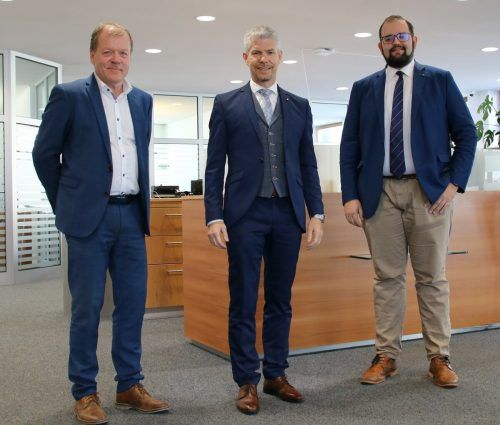 Der scheidende Manfred Schlatter, Sparkasse-Vorstandsdirektor Thomas Schreiber und der neue Filialleiter Simon Felder. Sparkasse Bludenz