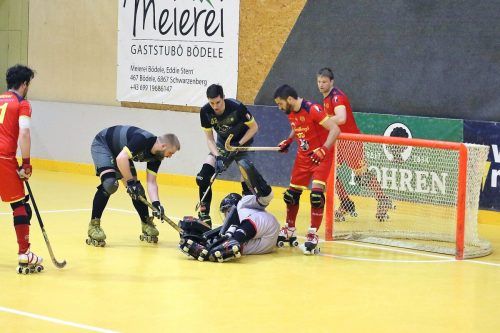 Der Schweizer Torwart Silva war meist zu stark für die Spieler des Rollhockeyclubs Dornbirn. cth (2)