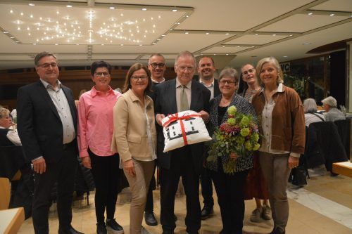 Der Vorstand des Krankenpflegevereins verabschiedete sich bei der Jahreshauptversammlung gebührend von seinen langjährigen Obmann Erich König.  bvs (2)