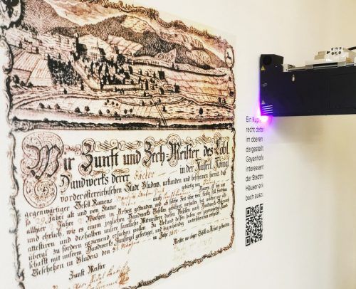 Der Wanddrucker bedruckt die Wände im Stadtmuseum direkt.