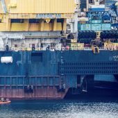 Großes Kranschiff mit Schlagseite
